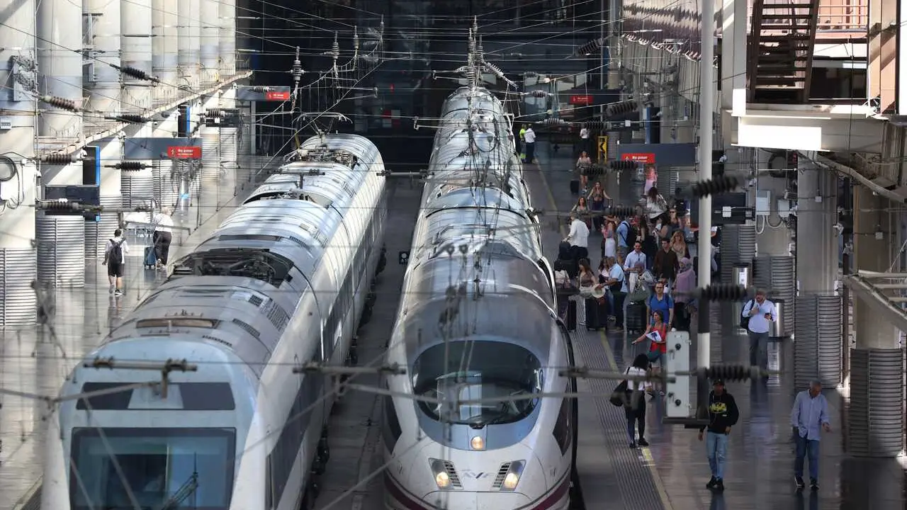 Viajeros en un anden en la Estaci&oacute;n Madrid-Puerta de Atocha-Almudena Grandes, a 3 de julio de 2026, en Madrid