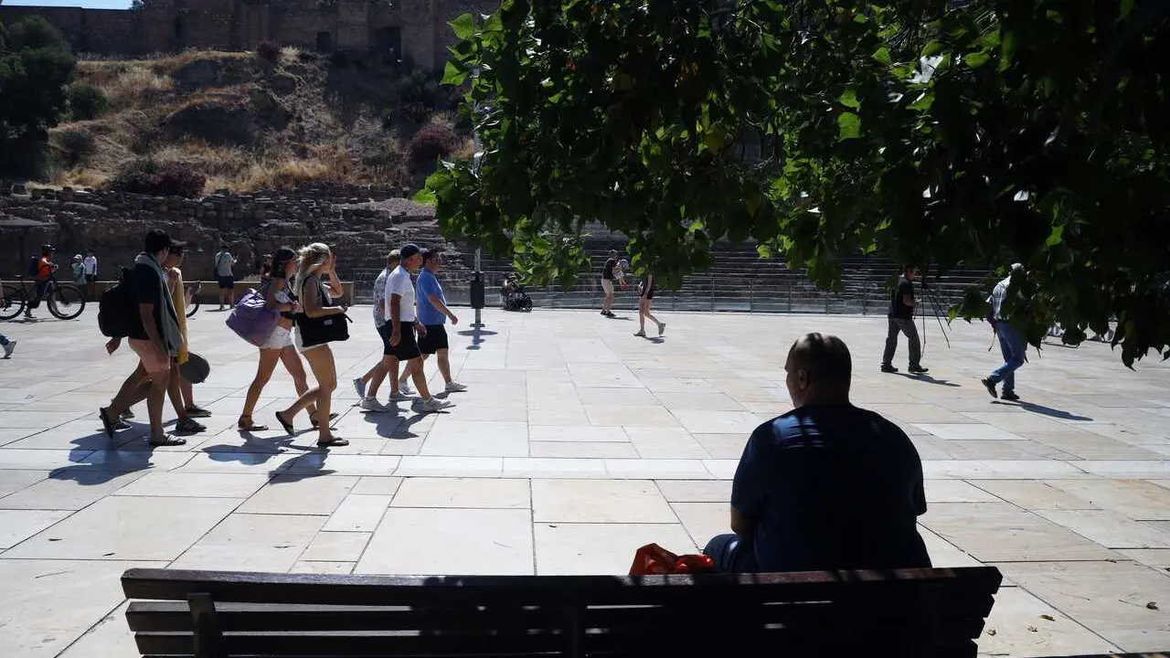 Vecinos y visitantes de M&aacute;laga bajo los efectos de la segunda ola de calor. A 6 de julio de 2026 en M&aacute;laga (Andaluc&iacute;a, Espa&ntilde;a).