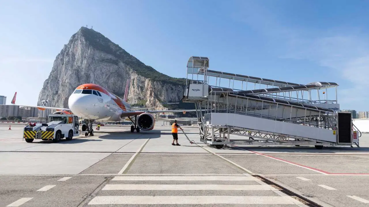 Archivo - Vista del aeropuerto de Gibraltar con el Pe&ntilde;&oacute;n al fondo.