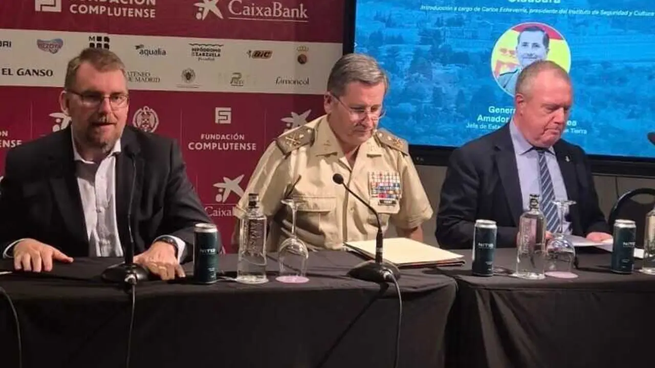 El Jefe de Estado Mayor del Ej&eacute;rcito de Tierra (JEME), general de ej&eacute;rcito Amador Ense&ntilde;at y Berea, durante la clausura de uno de los Cursos de Verano de la Universidad Complutense de Madrid en San Lorenzo de El Escorial.