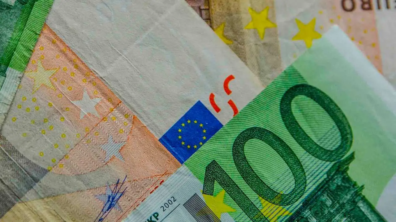 Archivo - Billetes de euros.