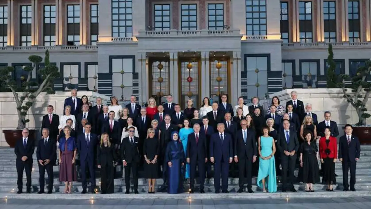 Foto de familia de la  cena oficial que ofrece el presidente de la Rep&uacute;blica de Turqu&iacute;a, Recep Tayyip Erdogan, a los participantes en la Cumbre de la OTAN