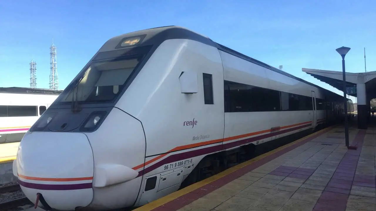 Archivo - Interrumpida la circulaci&oacute;n de trenes Zafra-Sevilla por una incidencia en la infraestructura. Imagen de archivo