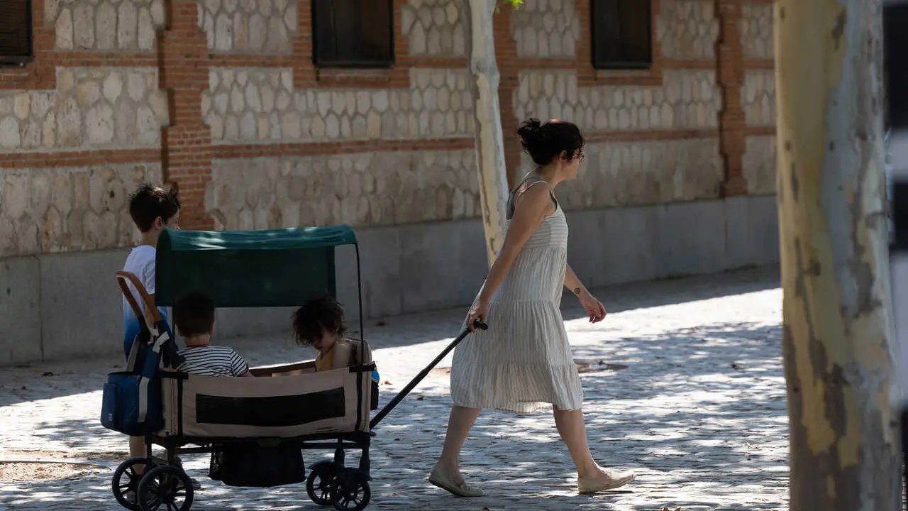 Varias personas caminan por la sombra, a 6 de julio de 2026, en Madrid (Espa&ntilde;a). 
