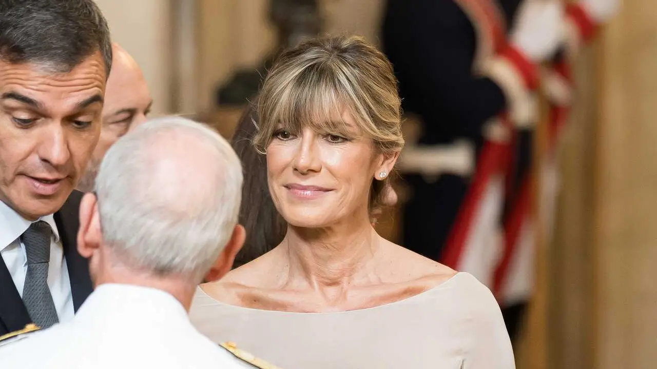Archivo - El presidente del Gobierno, Pedro S&aacute;nchez, y su esposa, Bego&ntilde;a G&oacute;mez, durante la imposici&oacute;n de condecoraciones con ocasi&oacute;n del X aniversario de la Proclamaci&oacute;n de Su Majestad el Rey, en el Palacio Real, a 19 de junio de 2024, en Madrid (Espa&ntilde;a).