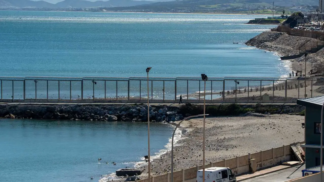 Archivo - Nueva configuraci&oacute;n del espig&oacute;n tras los distintos temporales, en la frontera de El Tarajal, a 17 de febrero de 2026, en Ceuta (Espa&ntilde;a). 