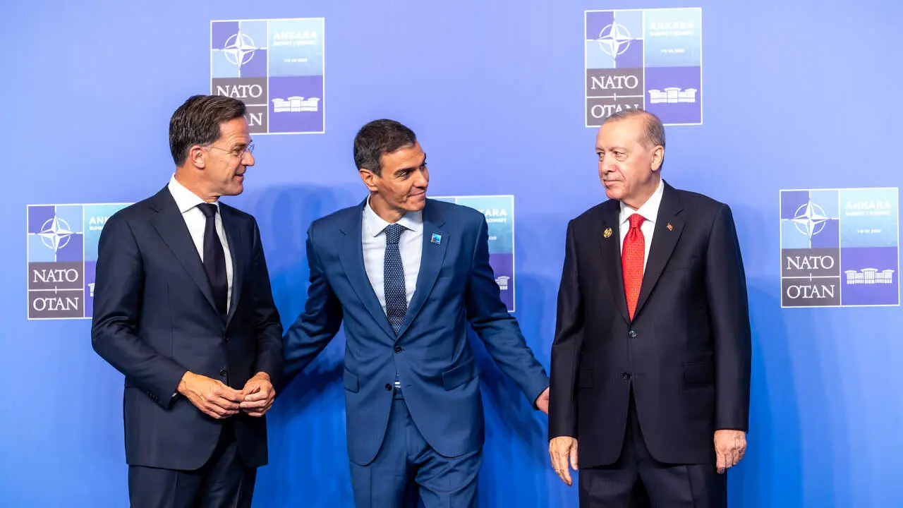 El presidente del Gobierno Pedro S&aacute;nchez, junto al secretario general de la OTAN, MArk Rutte y el presidente de Turqu&iacute;a, Recep Tayyip Erdogan.