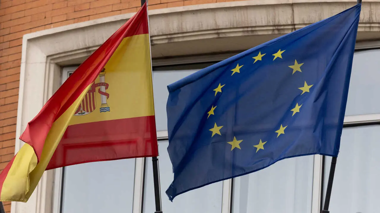 Archivo - Una bandera de la Uni&oacute;n Europea junto a una bandera de Espa&ntilde;a, a 3 de enero de 2024, en Madrid (Espa&ntilde;a). La bandera de la Uni&oacute;n Europea est&aacute; formada por 12 estrellas amarillas dispuestas en c&iacute;rculo sobre un fondo azul. Las estrellas representan 