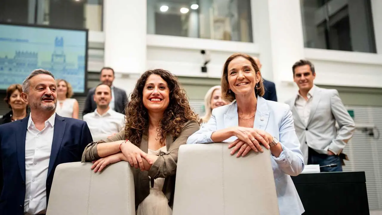 La concejala Emma L&oacute;pez (i), y la portavoz del PSOE, Reyes Maroto (d), durante el Debate del Estado de la Ciudad, en el Palacio de Cibeles, a 30 de junio de 2026, en Madrid (Espa&ntilde;a)