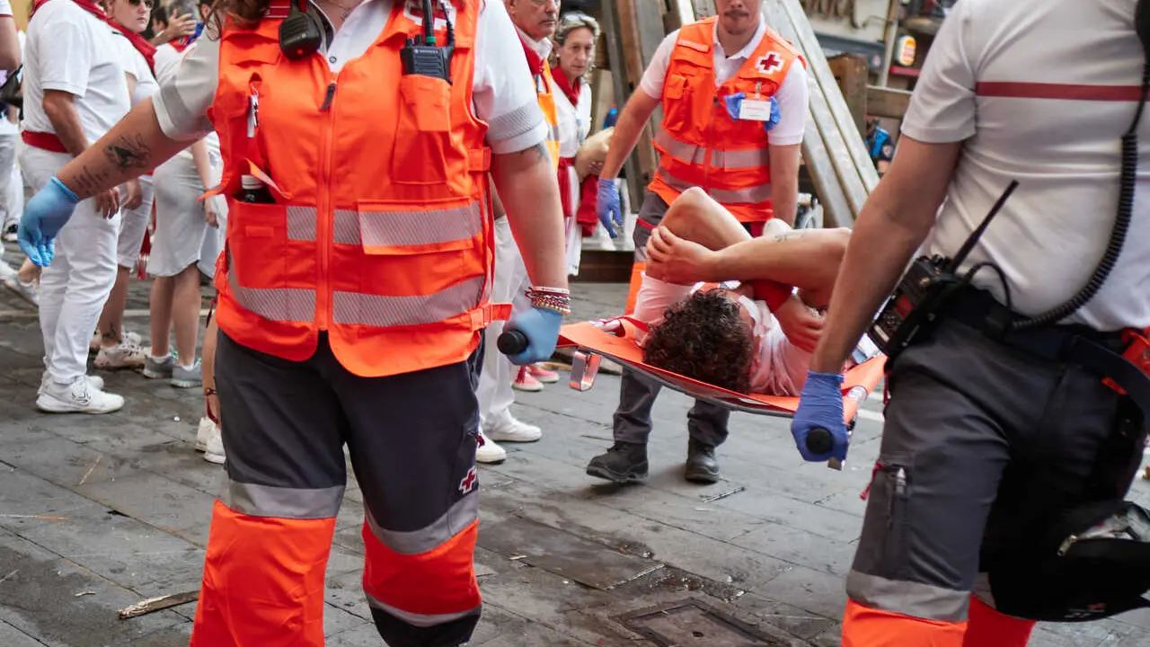 herido atendido por voluntarios de cruz roja en el tercer encierro de los Sanfermines de 2026, a 9 de julio de 2026, en Pamplona, Navarra (Espa&ntilde;a). En esta ocasi&oacute;n, el tercer encierro de las fiestas de San Ferm&iacute;n se ha realizado con toros de la ganader&iacute;a Victoriano del R&iacute;o.