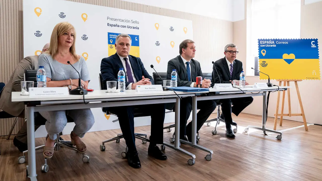 Archivo - La exdirectiva de Filatelia Leire D&iacute;ez (i) y el expresidente de Correos Juan Manuel Serrano (2d), durante la presentaci&oacute;n de un sello dedicado a Ucrania, a 30 de mayo de 2022, en Madrid (Espa&ntilde;a).