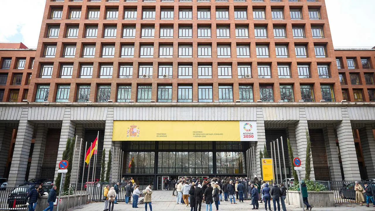 Archivo - La ministra de Sanidad atiende a los medios de comunicaci&oacute;n con motivo de las pruebas de Formaci&oacute;n Sanitaria Especializada, en el exterior del Ministerio de Sanidad, a 24 de enero de 2026, en Madrid (Espa&ntilde;a). Seg&uacute;n datos del Ministerio de Sanida