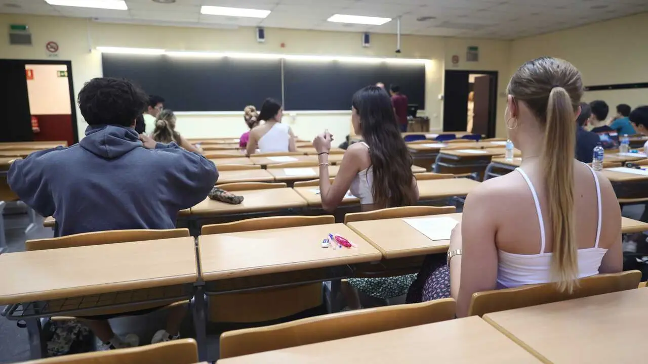 Archivo - Varios estudiantes en un aula de  la Universidad Complutense de Madrid.