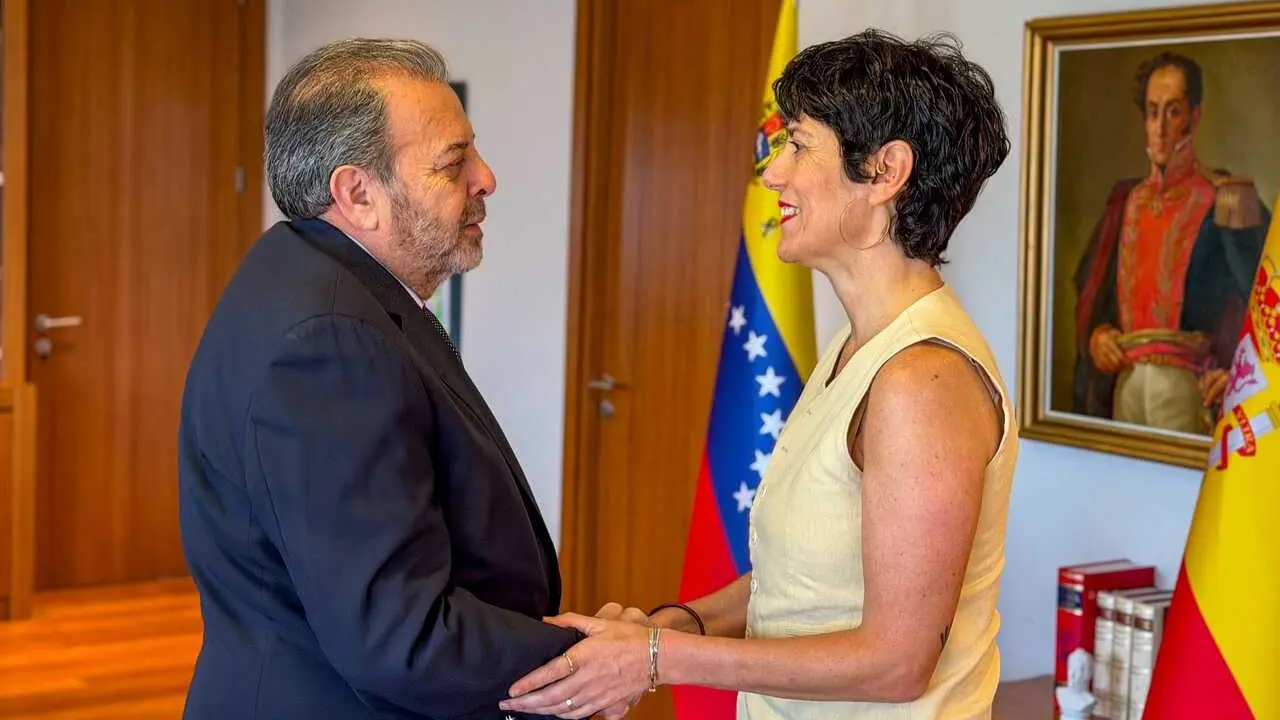 La ministra de Inclusi&oacute;n, Seguridad Social y Migraciones y portavoz del Gobierno, Elma Saiz, y el embajador de Venezuela, Timoteo Zambrano.