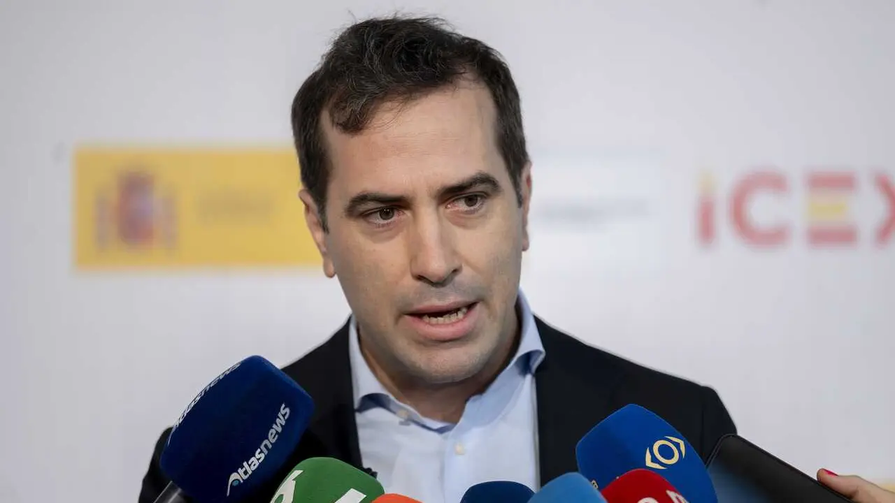 El vicepresidente primero y ministro de Econom&iacute;a, Comercio y Empresa, Carlos Cuerpo, atiende a los medios a su llegada a la tercera edici&oacute;n del Foro ICEX, en La Nave, a 2 de julio de 2026, en Madrid (Espa&ntilde;a)