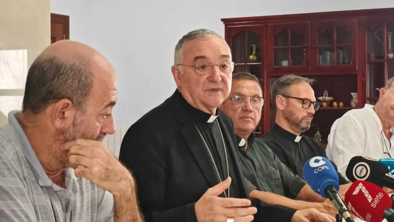 Archivo - El obispo de Almer&iacute;a, Antonio G&oacute;mez Cantero, en un encuentro con los medios.