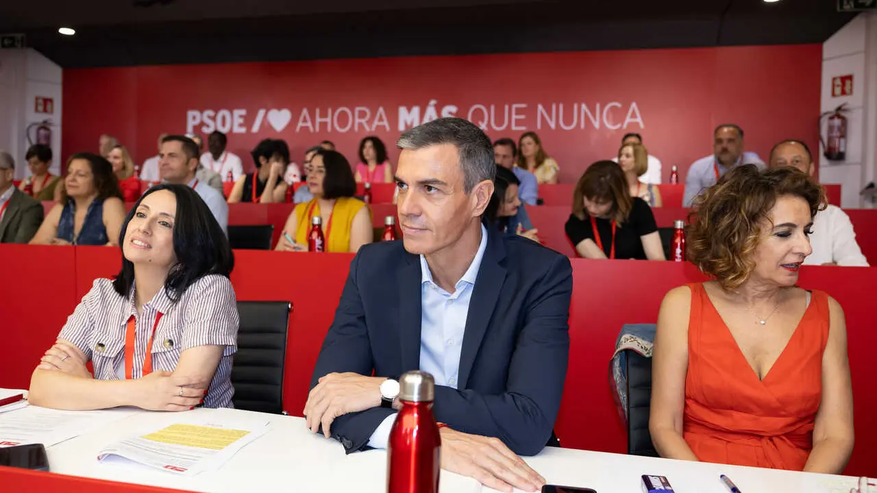 El presidente del Gobierno Pedro S&aacute;nchez, la vicesecretaria general, Mar&iacute;a Jes&uacute;s Montero (d), y la secretaria de organizaci&oacute;n, Rebeca Torr&oacute; Soler (i), durante la reuni&oacute;n del Comit&eacute; Federal del PSOE.