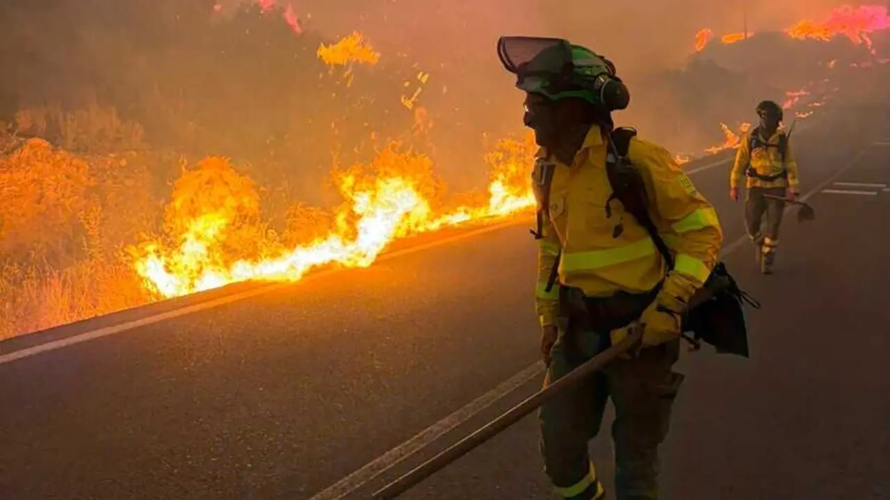 Dos bomberos trabajan para extinguir el fuego en un incendio forestal, a 10 de julio de 2026, en Los Gallardos, Almer&iacute;a, Andaluc&iacute;a (Espa&ntilde;a). E