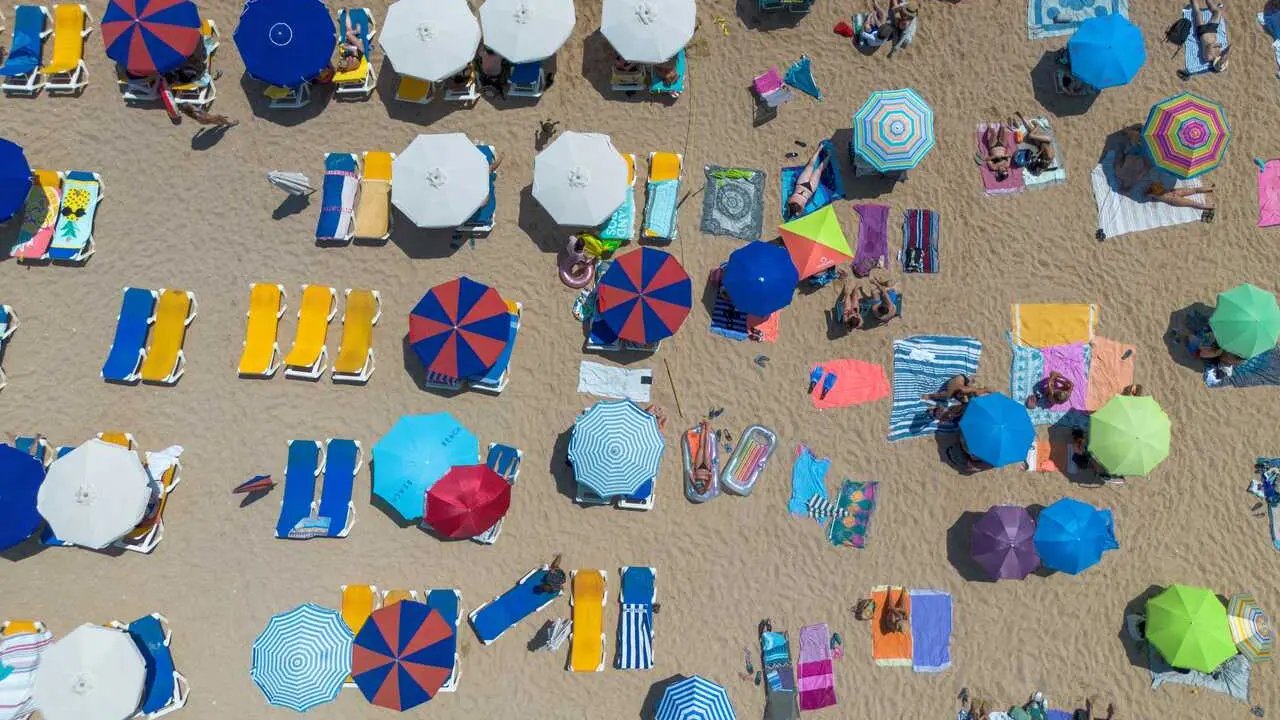 Archivo - Numerosas personas disfrutan de un d&iacute;a de playa en la Costa Brava, en Tossa de Mar, Girona, Catalu&ntilde;a (Espa&ntilde;a). 