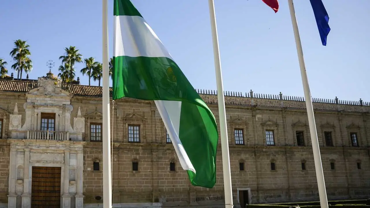 Archivo - La bandera de Andaluc&iacute;a ondea a media asta en el Parlamento andaluz. Imagen de archivo.
