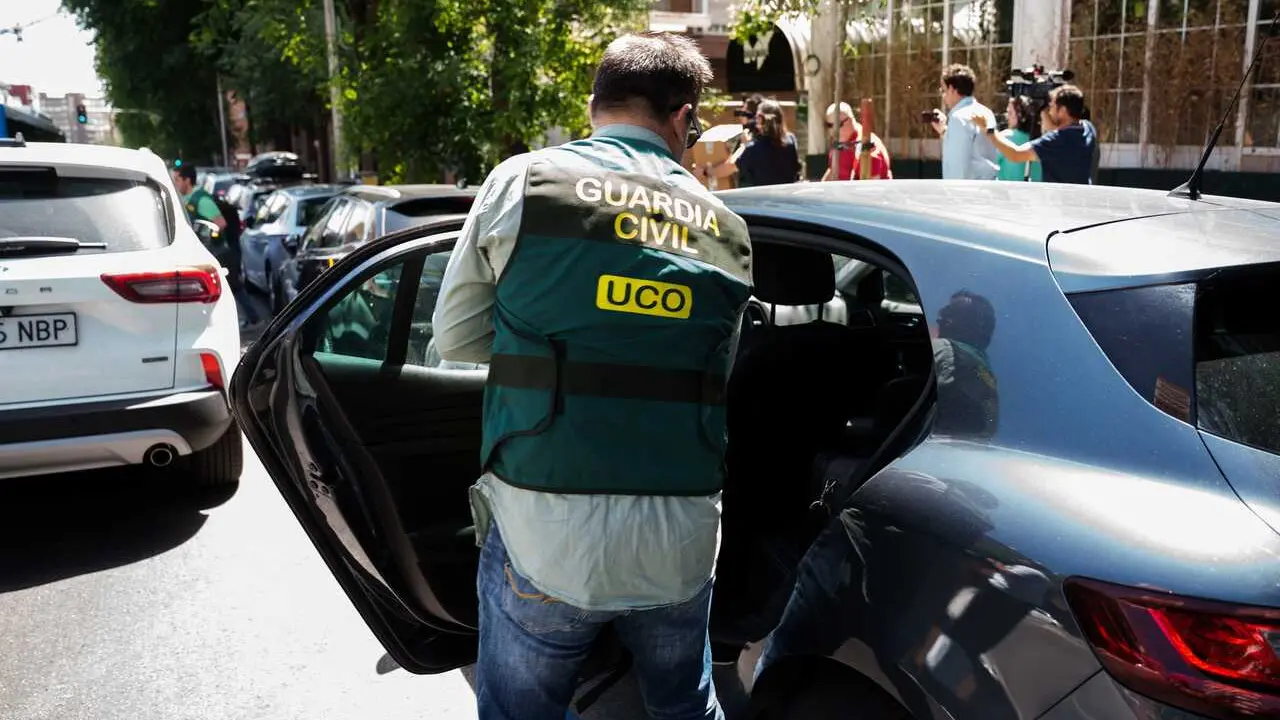 Archivo - Agentes de la Unidad Central Operativa (UCO) de la Guardia Civil acceden al domicilio del exvicepresidente de la Junta de Andaluc&iacute;a, Gaspar Zarr&iacute;as, a 27 de mayo de 2026, en Madrid (Espa&ntilde;a).
