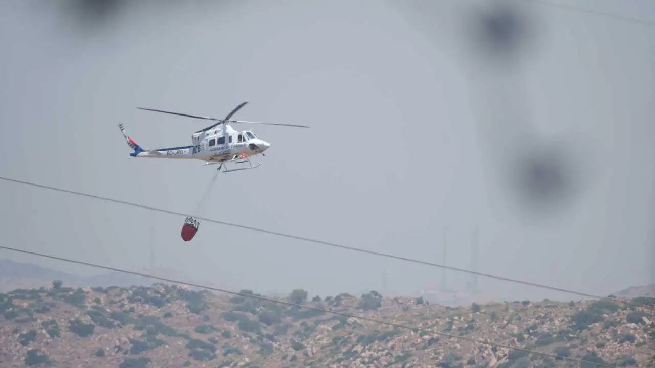 Medios a&eacute;reos trabajan en las labores de extinci&oacute;n del incendio forestal de los Gallardos (Almer&iacute;a).