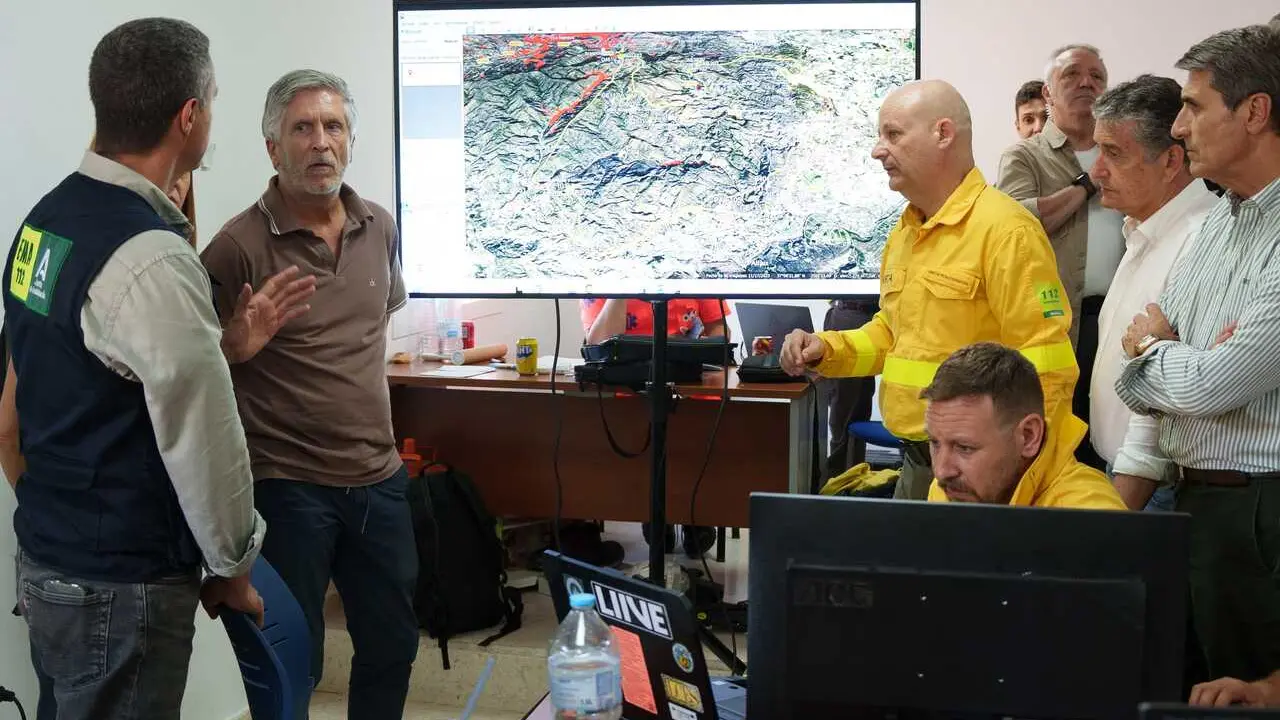 El ministro del Interior, Fernando Grande-Marlaska, junto al consejero de Presidencia, Sanidad y Emergencias, Antonio Sanz y el delegado del Gobierno de Espa&ntilde;a en Andaluc&iacute;a, Pedro Fern&aacute;ndez, visita el Puesto de Mando Avanzado del incendio de Los Gallardos