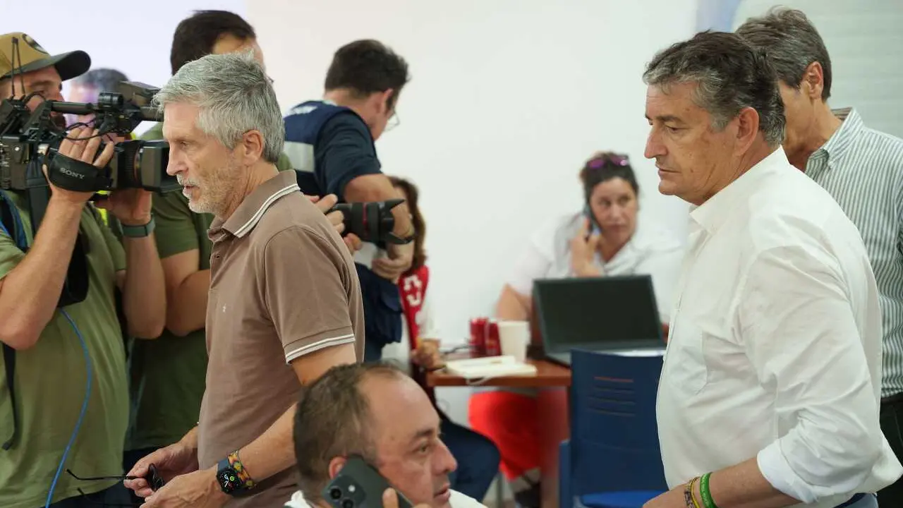 El ministro del Interior, Fernando Grande-Marlaska (i), junto al consejero de Presidencia, Sanidad y Emergencias, Antonio Sanz (d), visita el Puesto de Mando Avanzado del incendio de Los Gallardos, a 10 de julio de 2026, en Los Gallardos, Almer&iacute;a, Andaluc