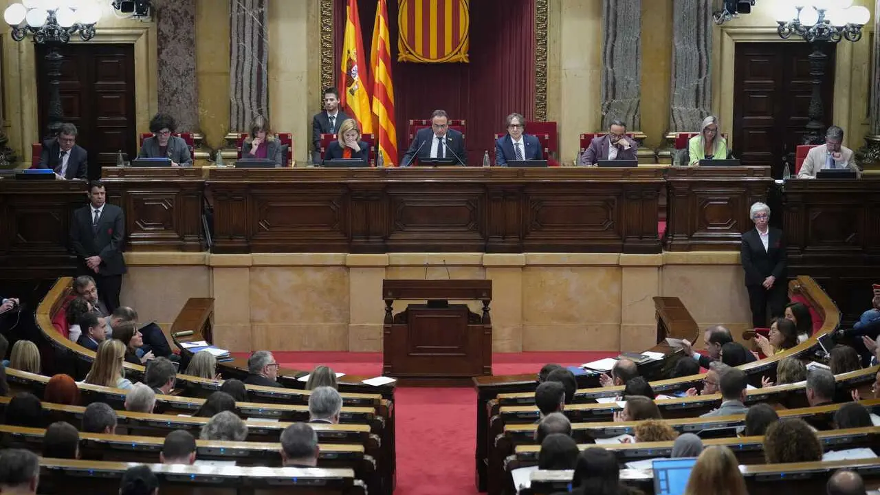 Archivo - El presidente del Parlament, Josep Rull (c), durante un pleno en el Parlament de Catalunya, a 15 de abril de 2026, en Barcelona, Catalunya (Espa&ntilde;a).