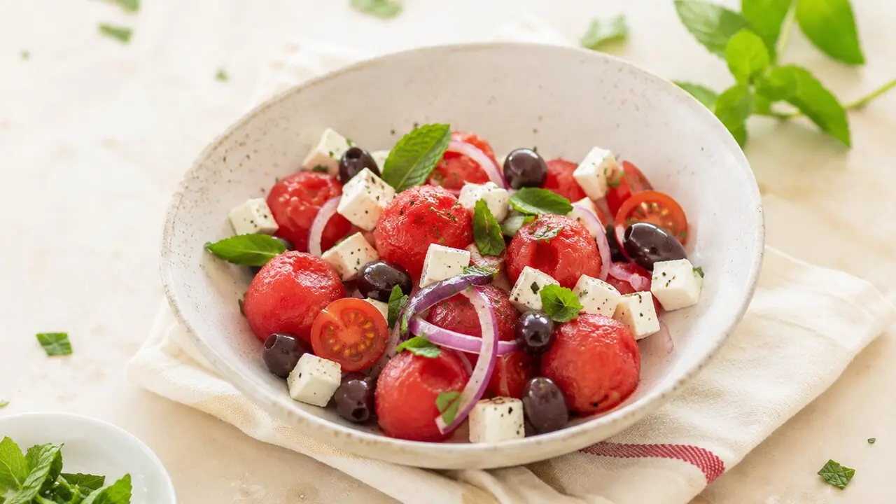 La sand&iacute;a y el queso feta se combinan en una ensalada refrescante, llena de sabor y lista en solo diez minutos.