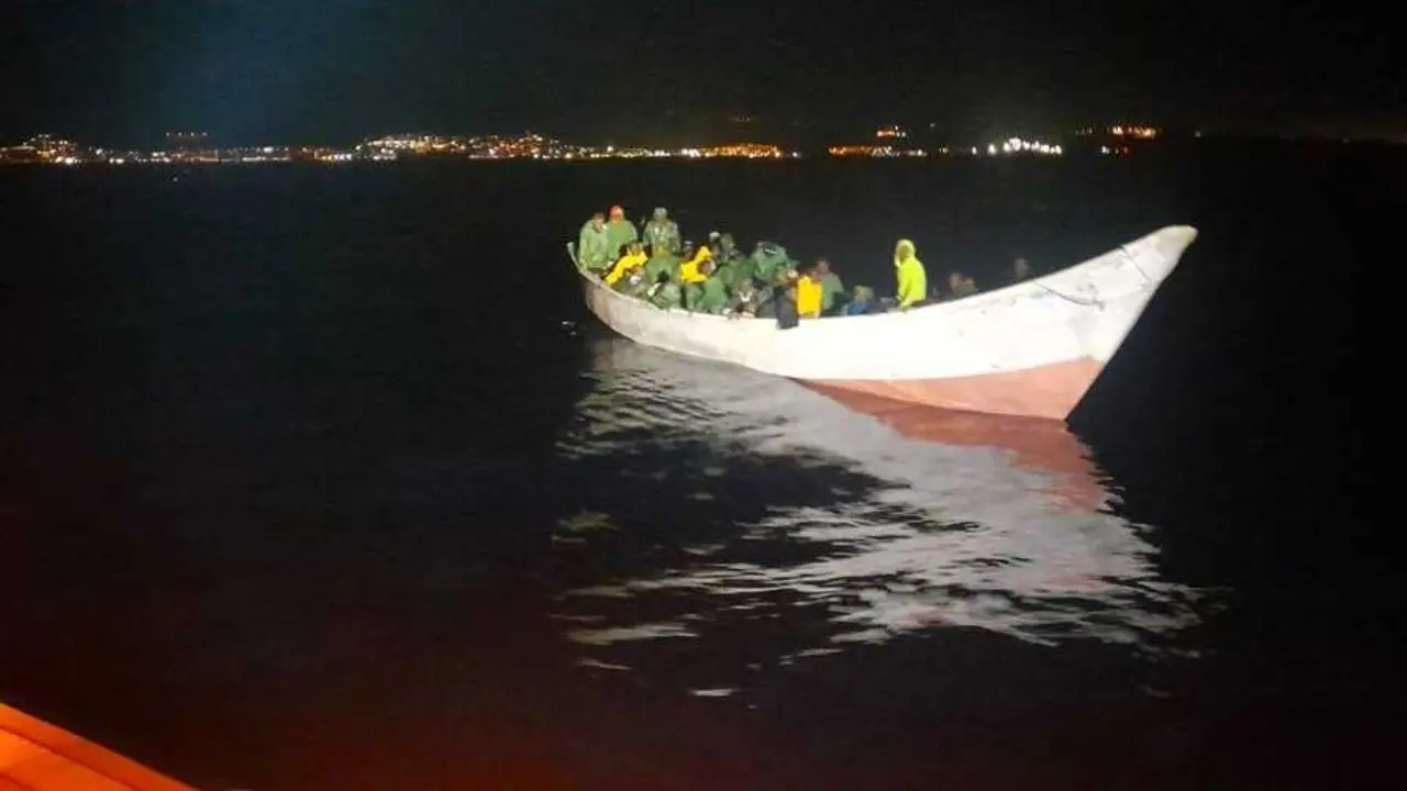 Archivo - Un cayuco, con unas 70 personas migrantes a bordo,  a su llegada a la isla de Gran Canaria