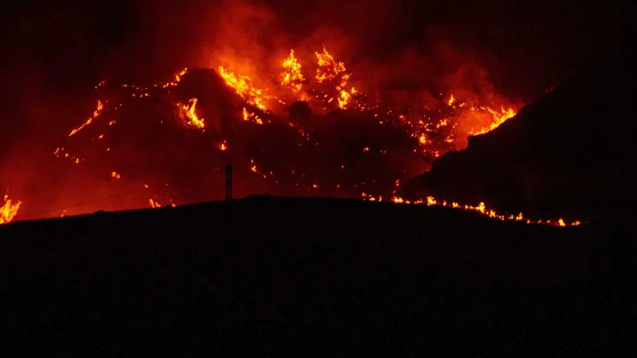 Im&aacute;genes nocturnas del incendio forestal de los Gallardos (Almer&iacute;a)
