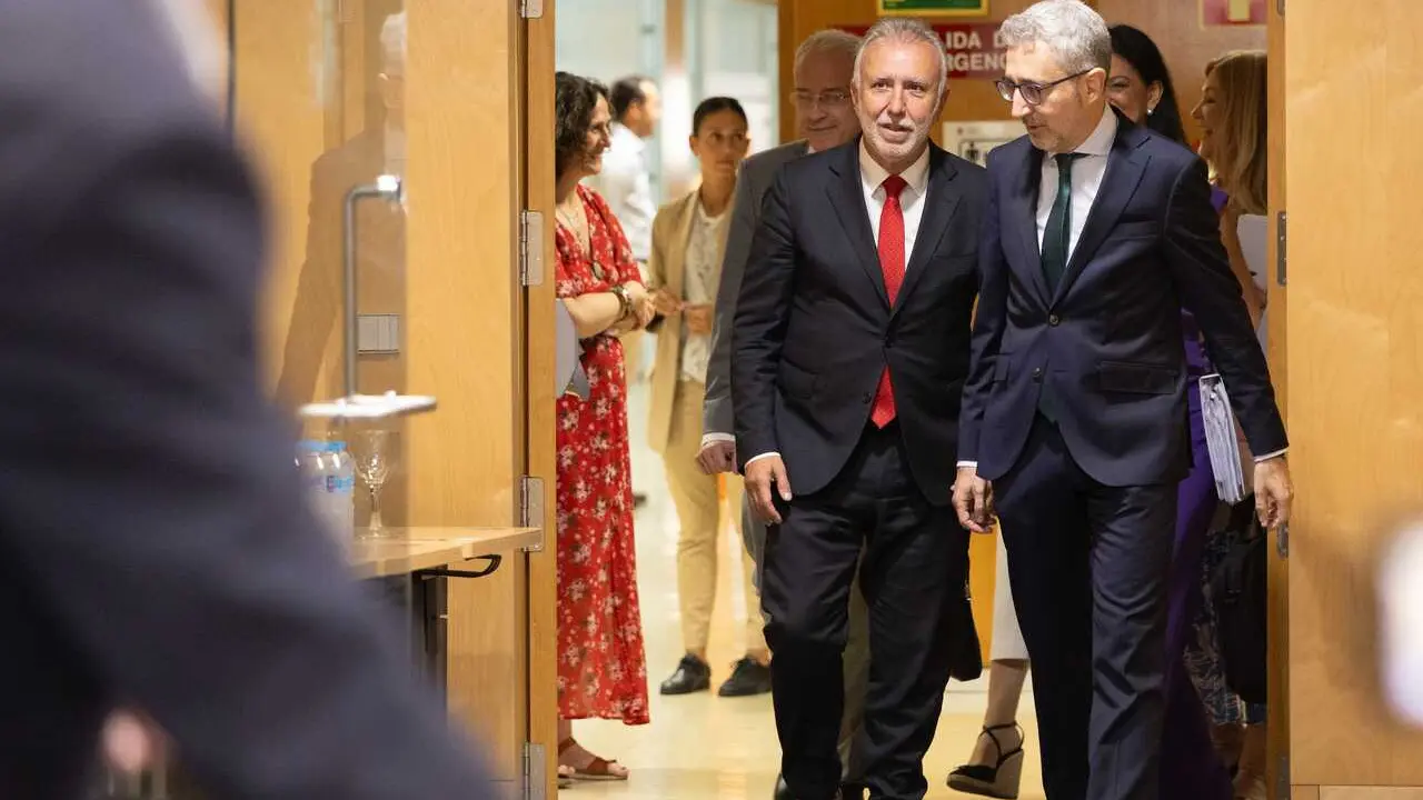 El ministro de Hacienda, Arcadi Espa&ntilde;a (d), y el ministro de Pol&iacute;tica Territorial y Memoria Democr&aacute;tica, &Aacute;ngel V&iacute;ctor Torres (i), durante una reuni&oacute;n del Consejo de Pol&iacute;tica Fiscal y Financiera (CPFF) en el Ministerio de Hacienda.