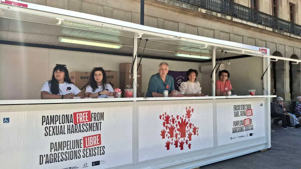 Foto de archivo de la apertura del puesto de informaci&oacute;n sobre agresiones sexistas para las fiestas de San Ferm&iacute;n 2026.