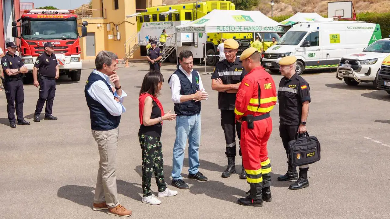 La ministra de Defensa, Margarita Robles (i), y el presidente de la Junta de Andaluc&iacute;a, Juanma Moreno (2i) en el PMA del incendio forestal de los Gallardos. A 12 de julio de 2026 en los Gallardos, Almer&iacute;a (Andaluc&iacute;a, Espa&ntilde;a). El presidente de la Junta de 