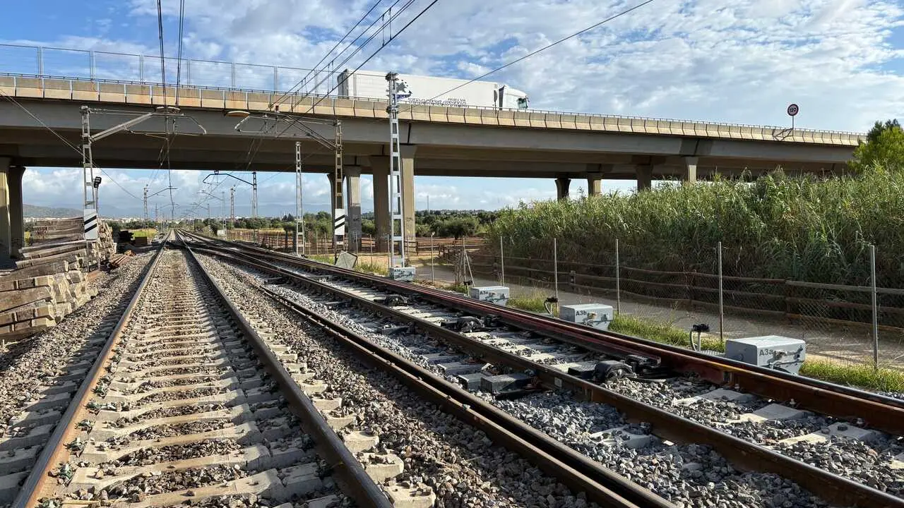 Archivo - V&iacute;as de tren.