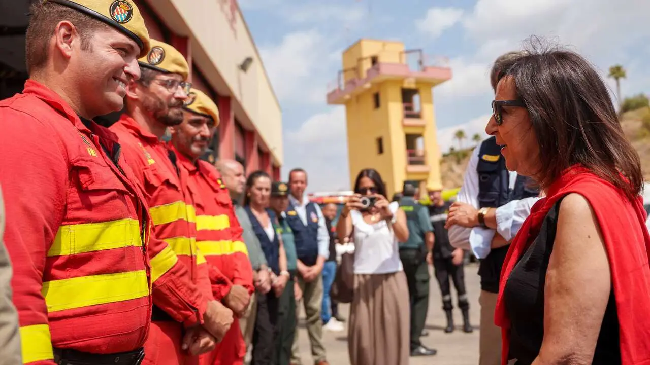 La ministra de Defensa, Margarita Robles saluda a personal de la UME  en el PMA del incendio forestal de los Gallardos. A 12 de julio de 2026 en los Gallardos, Almer&iacute;a (Andaluc&iacute;a, Espa&ntilde;a). El presidente de la Junta de Andaluc&iacute;a, Juanma Moreno y la ministr