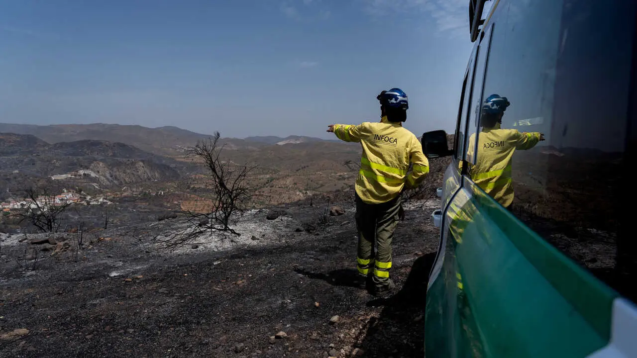 An INFOCA wildfire firefighter seen during the operations to stabilize the Los Gallardos wildfire. The Los Gallardos wildfire in Almer&iacute;a, Spain, has left 12 people dead, 7 people missing, and more than 6,000 hectares burned. On the ground, around 540 personnel deployed by the Spanish Government are involved in the response, including members of the Civil Guard, Civil Protection, and the Military Emergency Unit (UME).