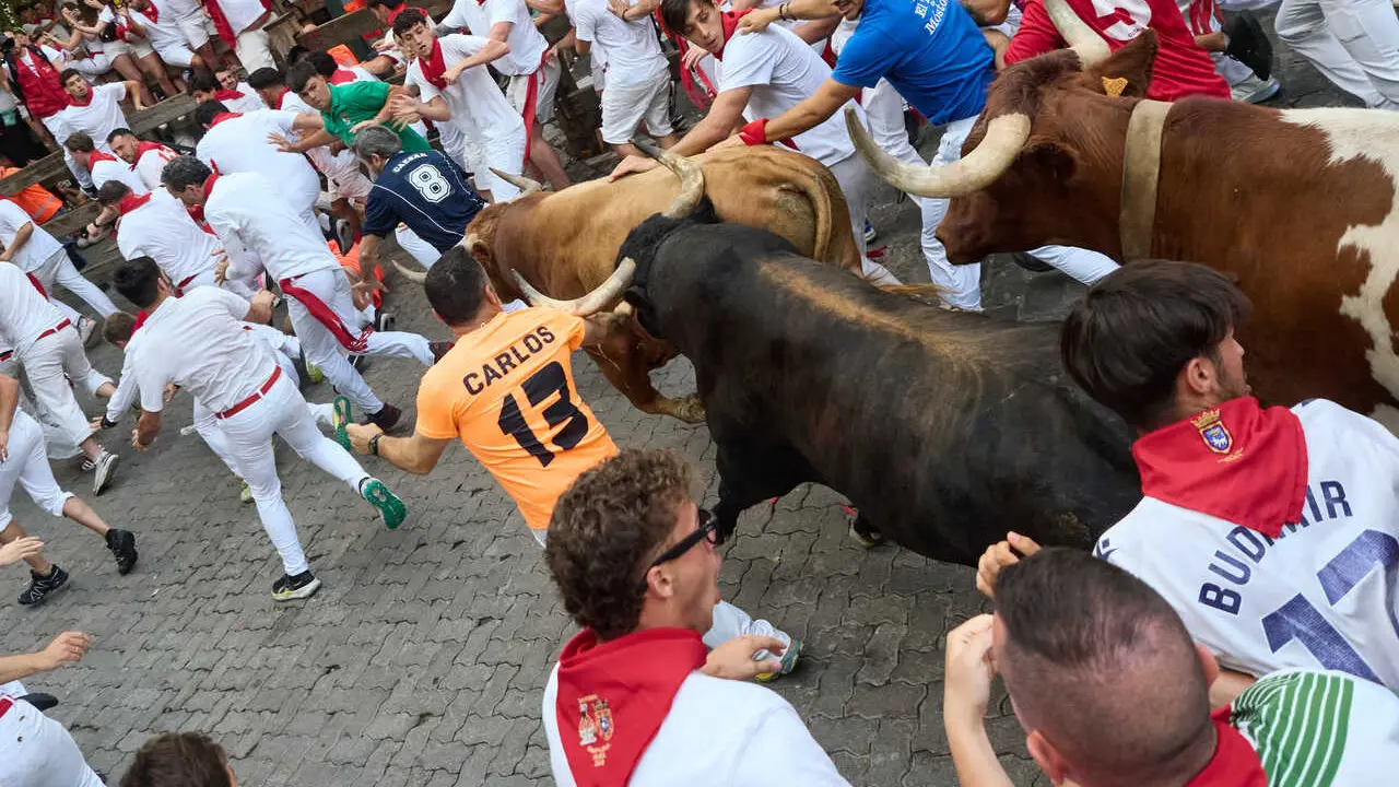 el sexto encierro de los Sanfermines de 2026, a 12 de julio de 2026, en Pamplona, Navarra (Espa&ntilde;a). Este a&ntilde;o, los toros de la ganader&iacute;a de La Palmosilla protagonizan el sexto encierro de las fiestas de San Ferm&iacute;n.