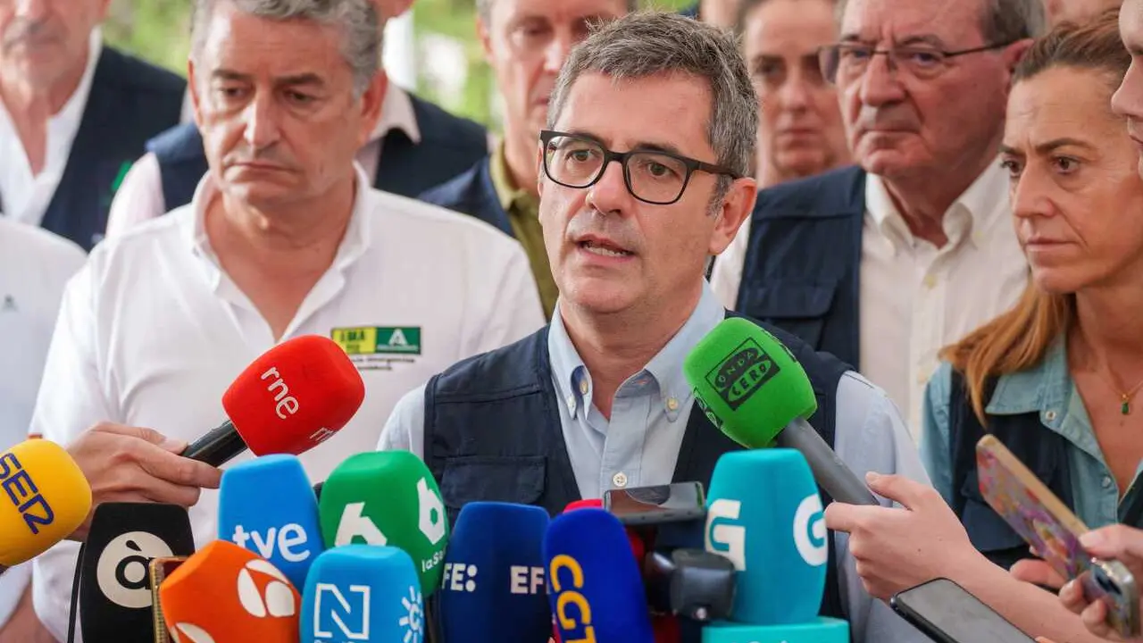 El ministro de Presidencia, Justicia y Relaciones con las Cortes, F&eacute;lix Bola&ntilde;os, atiende a los medios por segunda vez en Turre (Almer&iacute;a), por el incendio de Los Gallardos. (Foto de archivo).