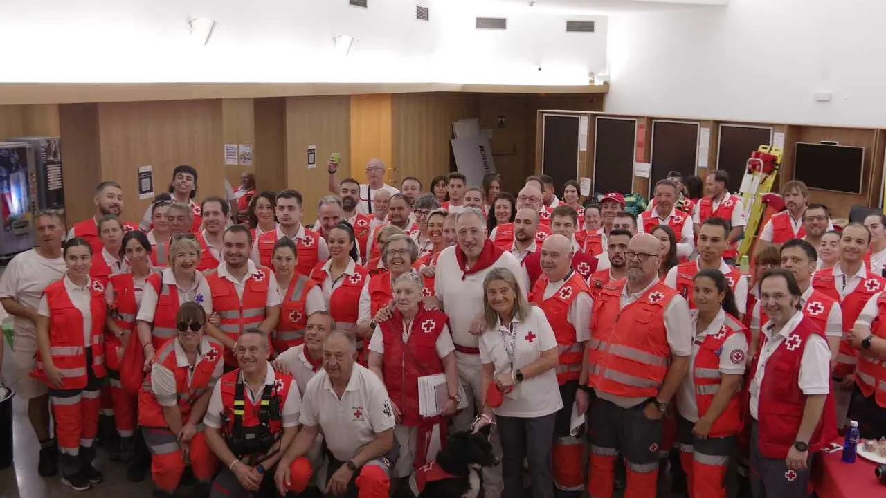 Vista del alcalde de Pamplona al equipo de Cruz Roja.
