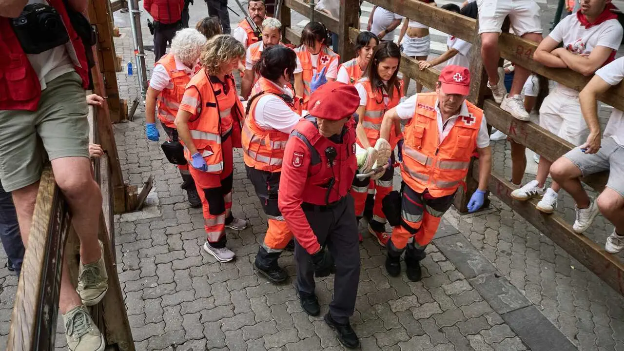 Uno de los heridos atendidos por voluntarios de Cruz Roja en el s&eacute;ptimo encierro de los Sanfermines de 2026