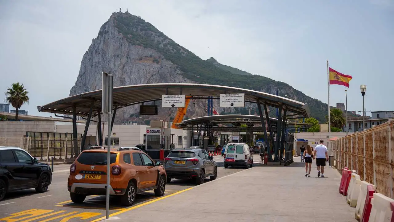 Im&aacute;genes de la frontera entre Espa&ntilde;a y Gibraltar