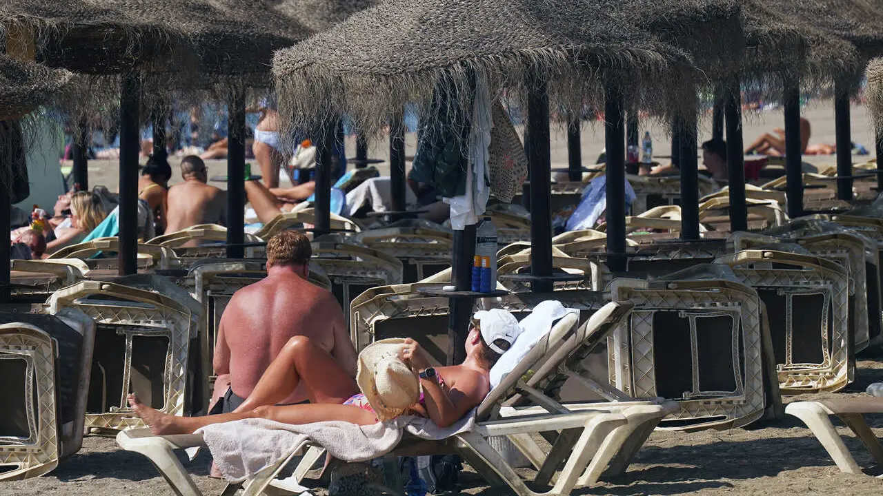 Archivo - Numerosos turistas y malague&ntilde;os disfrutan de la playa de La Malagueta. A 29 de julio de 2025, en M&aacute;laga (Andaluc&iacute;a, Espa&ntilde;a). 