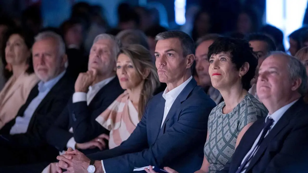 (i-d) El ministro de Pol&iacute;tica Territorial y Memoria Democr&aacute;tica, &Aacute;ngel V&iacute;ctor Torres, el ministro de Interior, Fernando Grande-Marlaska, la vicepresidenta segunda y ministra de Trabajo, Yolanda D&iacute;az, el presidente del Gobierno, Pedro S&aacute;nchez