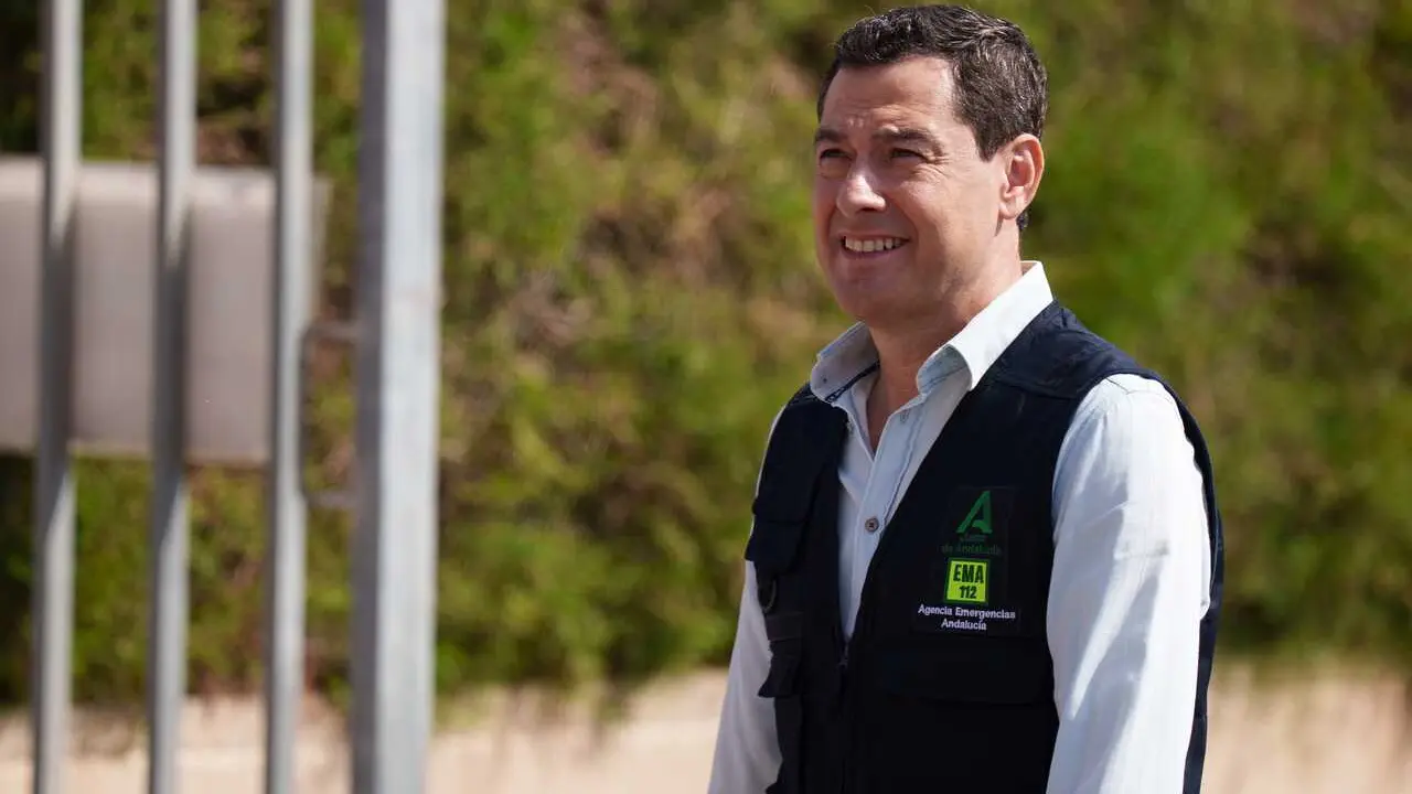 El presidente de la Junta de Andaluc&iacute;a, Juanma Moreno, durante una visita al Puesto de Mando Avanzado del incendio forestal de los Gallardos (Almer&iacute;a). A 13 de julio de 2026 en Turre, Almer&iacute;a (Andaluc&iacute;a, Espa&ntilde;a). Pedro S&aacute;nchez, ha visitado este lunes, 13 