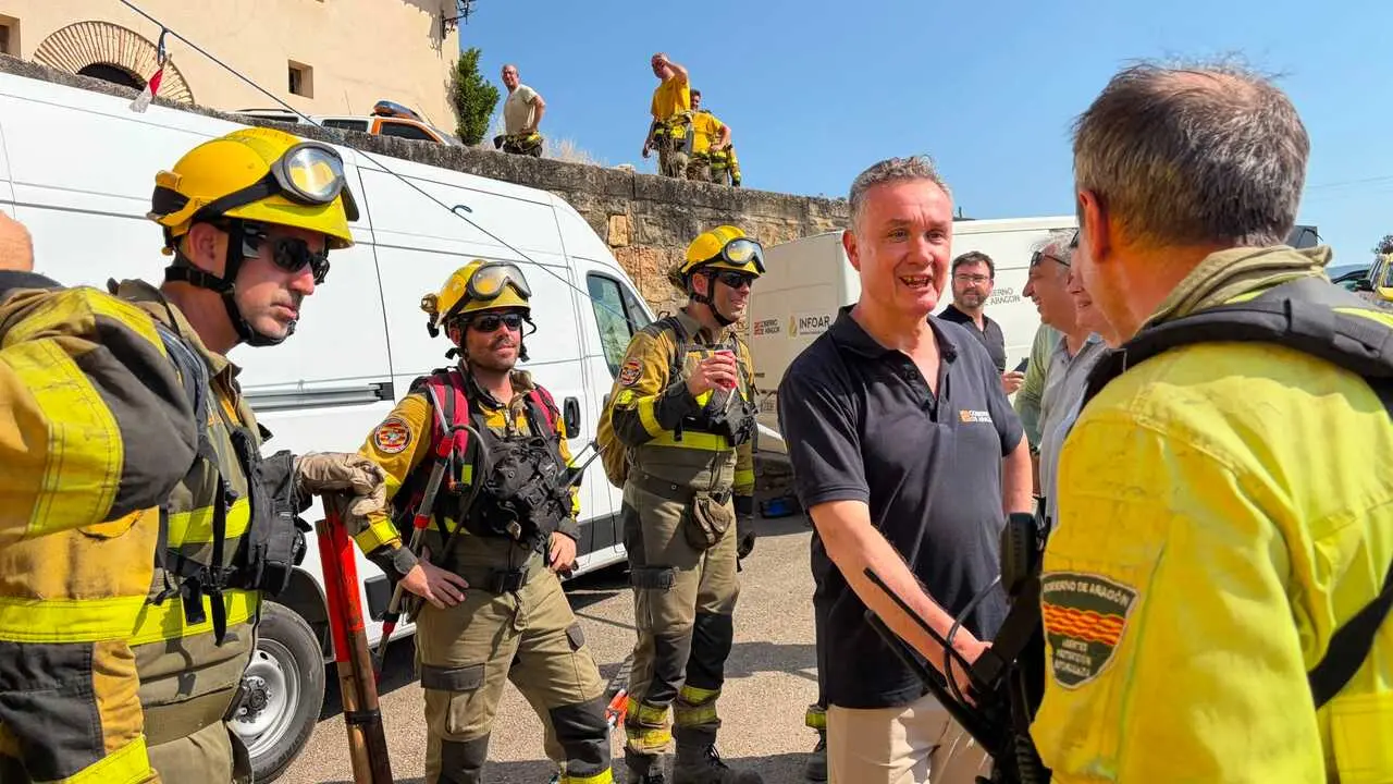 El consejero de Medio Ambiente y Turismo, Luis Biendicho, junto a efectivos que trabajan en la extinci&oacute;n del incendio en el Matarra&ntilde;a.