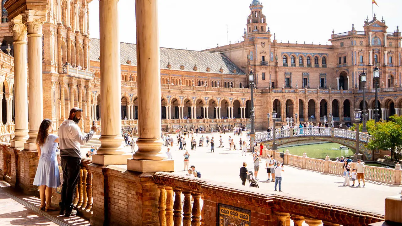 Archivo - Los turistas contemplan la Plaza de Espa&ntilde;a de Sevilla en una jornada primaveral. A 17 de abril de 2026 en Sevilla (Andaluc&iacute;a. Espa&ntilde;a).
