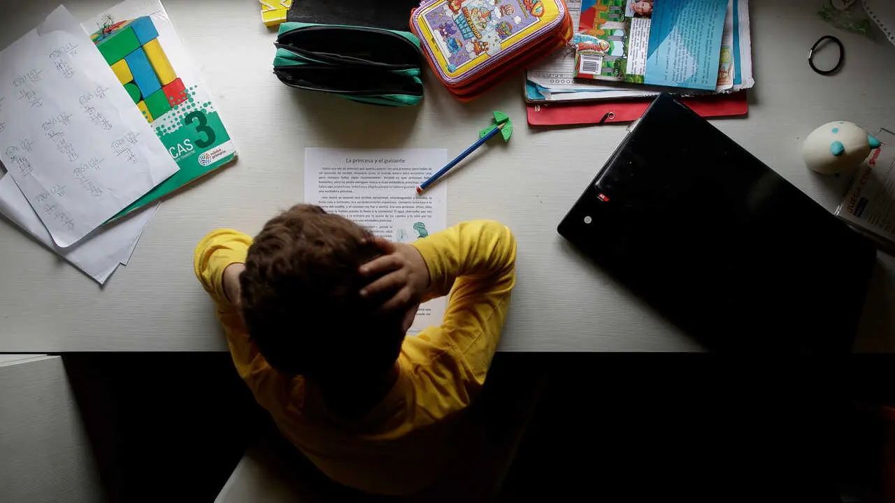 Archivo - Un ni&ntilde;o estudia y hace los deberes en casa.