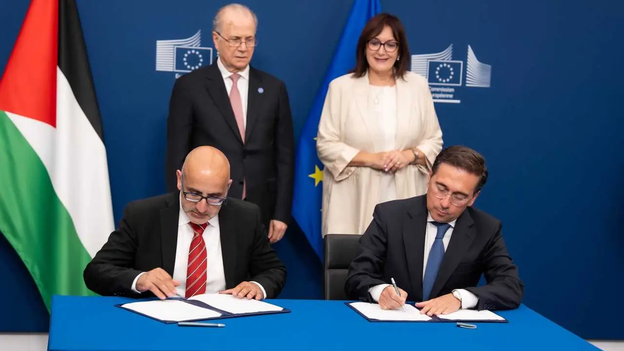 El ministro de Asuntos Exteriores, Uni&oacute;n Europea y Cooperaci&oacute;n, Jos&eacute; Manuel Albares, junto a la comisaria para el Mediterr&aacute;neo, Dubravka &Scaron;uica, y el primer ministro de la Autoridad Palestina, Mohammad Mustafa, a 13 de julio de 2026.